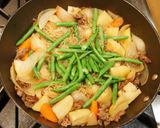 A picture of step 9 of Japanese meat and potato stew or Nikujaga (肉じゃが).
