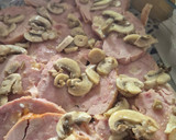 Foto del paso 4 de la receta: Pechuga de pollo rellena del super con salsa de verduras y champiñones (cocinando sin cocina)