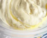 Foto del paso 3 de la receta: Salsa Monik de yogur y eneldo para acompañar el salmón