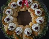 A picture of step 7 of Paneer puff pastry xmas wreath.