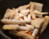 A picture of step 4 of Toppogi (Spicy Korean mochi soup).