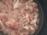 Carne de puerco con nopales en salsa de chile mora
