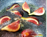 Foto del paso 1 de la receta: Jamón serrano con brevas salteadas