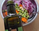 Foto del paso 5 de la receta: Ensalada primaveral de edamames, zanahoria rallada y cebolla morada 🥗 💚 🧡 💜
