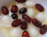 Hình bước làm 3 của món Chè chôm chôm táo đỏ hạt chia