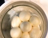 Hình bước làm 1 của món Trứng lòng đào ngâm tương 🥚🥚