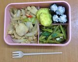 Hình bước làm 5 của món Day 29 : Gà xào hành tây, đậu côve xào cà chua, cơm độn_eat1000