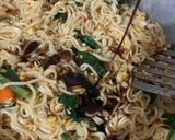 Foto langkah ke 4 dari resep Mie goreng udang rebon.