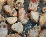Foto del paso 3 de la receta: Carne de cerdo en salsa de chile pasilla con papa