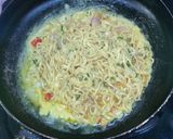 Foto langkah ke 4 dari resep martabak mie cabe.