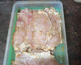 Foto del paso 3 de la receta: Chuletas de cerdo adobadas con puré de papas, guisantes y salsa
