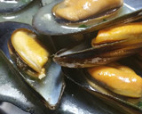 Foto del paso 2 de la receta: Mejillones en salsa verde