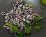 Foto langkah ke 1 dari resep Cumi Asin Tumis Pedas.