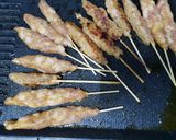 Hình bước làm 2 của món Nem nướng Nha Trang