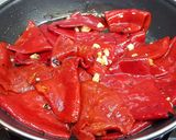 Foto del paso 3 de la receta Pimientos artesanos hechos a la leña con huevo en forma de corazón