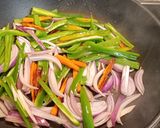 Foto del paso 2 de la receta: Salteado de verduras y pollo con soja y mostaza