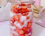 Hình bước làm 2 của món Trà dâu ngâm