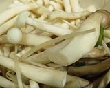 Hình bước làm 1 của món Canh cải xoăn và nấm nấu tôm
