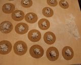 Foto del passaggio 3 della ricetta Cappelletti di pesce