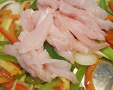 Foto del paso 4 de la receta: Tallarines con pak choi, verduras, pollo y salsa de soja