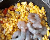 Foto langkah ke 2 dari resep Tumis udang jagung.