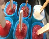 Foto del paso 4 de la receta: Paletas heladas de crema rellenas de fresa