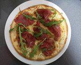 Foto del paso 3 de la receta: Pizza de bresaola y rúcula