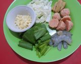 Foto langkah ke 1 dari resep Mie Goreng Udang Bakso Homemade ala Jesslyn Orlane 🍜🔥.