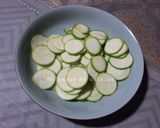 Une image de l'étape 1 de Tarte à la courgette moutarde et fromages 🍴.