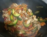 Foto del paso 2 de la receta: Vegetales salteados con pollo