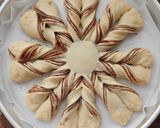 Foto langkah ke 10 dari resep Chocolate Star Bread.