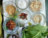 A picture of step 1 of Peanut Crackling Spinach.
