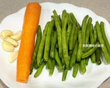 A picture of step 1 of Garlic Green Beans.