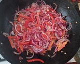 Foto del paso 2 de la receta: Bifes de hígado a la criolla con salsa de crema de vino tinto y puré de papas