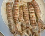 Foto del passaggio 2 della ricetta Canoce boide (cicale di mare lesse)