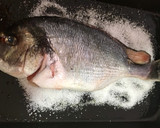Foto del paso 3 de la receta: Dorada a la sal con vino y hierbas aromáticas