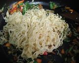 Foto langkah ke 6 dari resep Mie Goreng Instant.