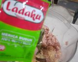 Foto langkah ke 2 dari resep Enoki chicken roll.