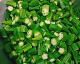 A picture of step 1 of Fried Bhindi.