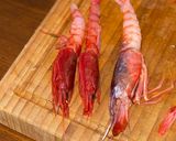 Foto del passaggio 5 della ricetta Rotolino di Sgombro & Crudo di Gambero Rosso su Salsa di Prezzemolo ed Acciughe