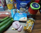 Gyors cukkinis kolbászos egytál paradicsommártásban recept fázis 1 fotója