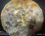 Foto del paso 4 de la receta: "Calzone" de huevo con ajos tiernos y setas