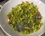 Une image de l'étape 3 de Salade de riz vert au jambon, concombre, poivrons, tomates et olives noires.