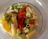 Foto del passaggio 2 della ricetta Insalata di Pasta con Tonno Piccante, Limone e Avocado 🍋🥑