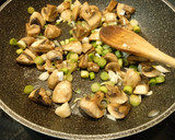 Foto del paso 3 de la receta: Pechuga con champiñones y espinacas