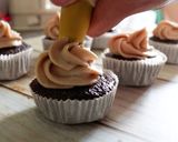 Foto langkah ke 9 dari resep Chocolate Mocha Cupcake.