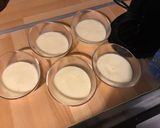 Une image de l'étape 3 de Crèmes bicolores vanille et pistache.