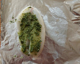 Foto del paso 2 de la receta: Pescado al pesto en freidora de aire con ensalada