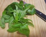 Foto del paso 1 de la receta: Hamburguesas de pavo y albahaca rellenas con queso