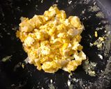 Foto del paso 2 de la receta: Tosta de queso cremoso con huevos revueltos